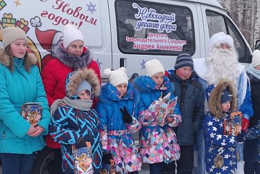 800 подарков для сельских детей привез Дед Мороз